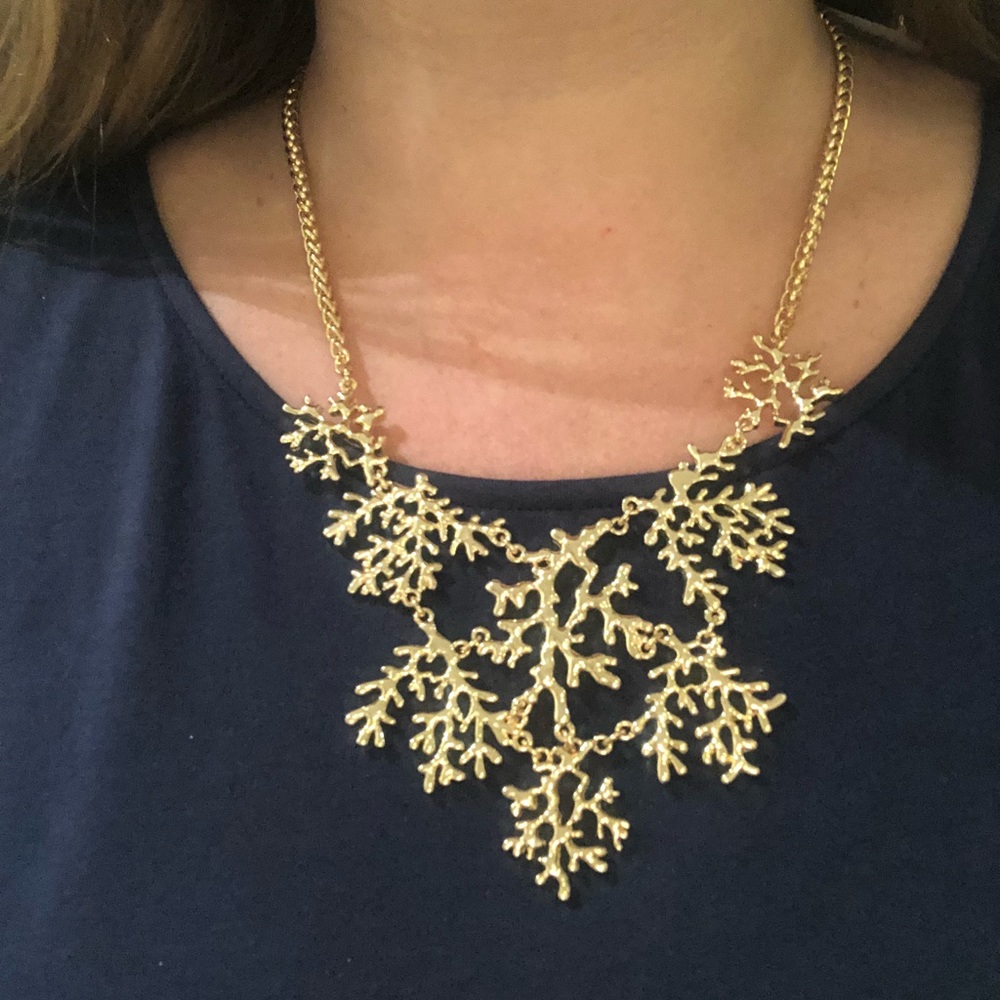 Lilly coral necklace